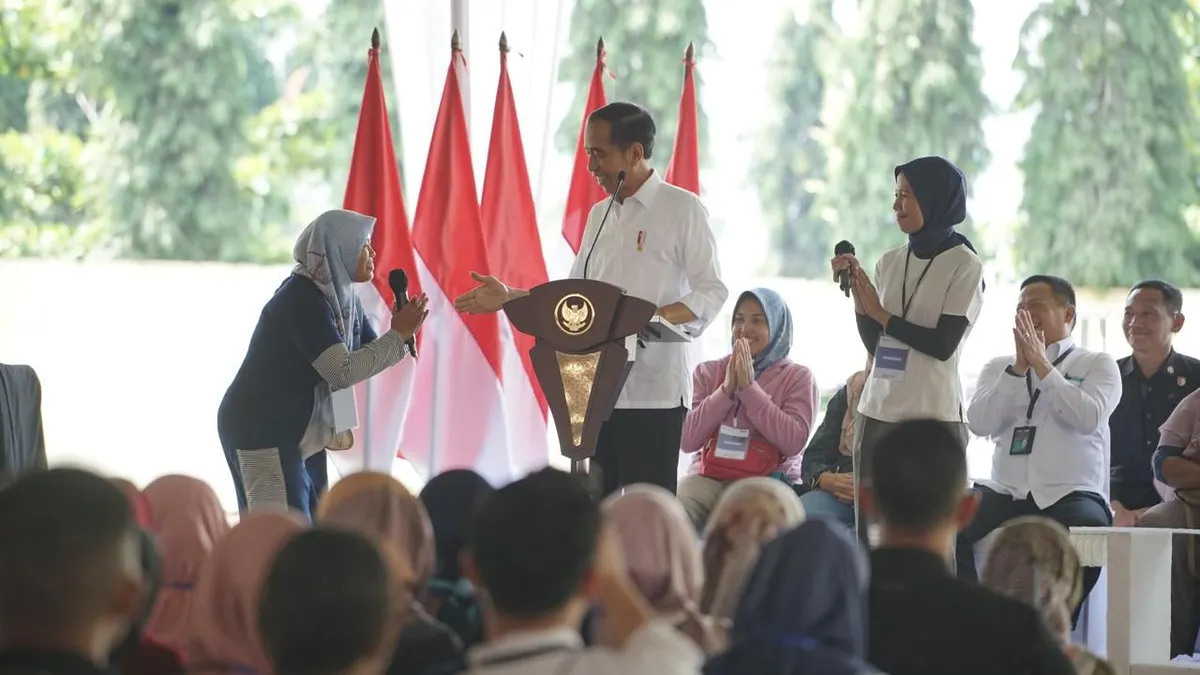 Suasana Stadion Gemilang Kabupaten Magelang, Jawa Tengah, bercampur haru dan antusias karena kehadiran Presiden Republik Indonesia Joko Widodo (Jokowi) di tengah 2.500 ibu-ibu nasabah PNM Mekaar.