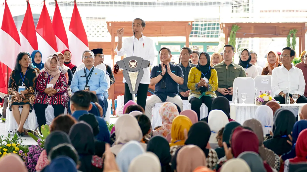 Disambut meriah, Presiden Jokowi dan Sri Sultan Hamengku Buwono X sapa secara dekat 5.000 Nasabah Permodalan Nasional Madani (PNM) Mekaar Bantul di Lapangan Keyongan Kidul Sabdodadi, Kabupaten Bantul, Daerah Istimewa Yogyakarta, Jawa Tengah pada Selasa, 30 Januari 2024 pagi.