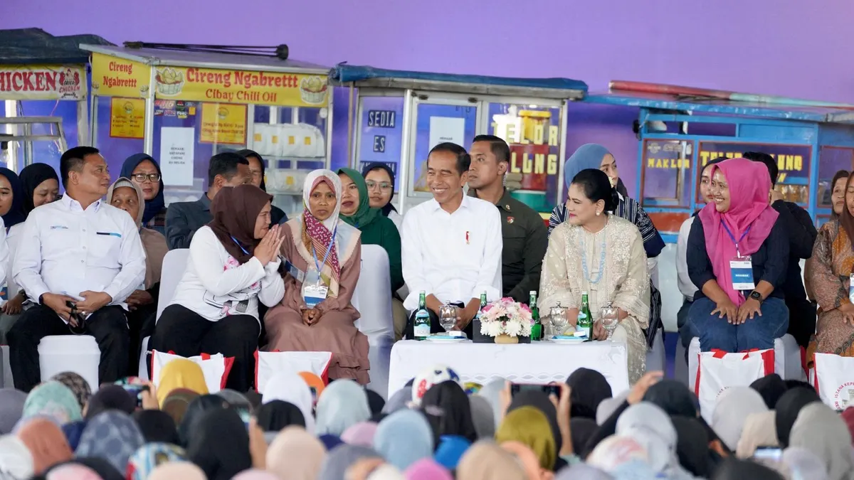 Di hadapan nasabah Mekaar yang antusias atas kehadiran presidennya, Jokowi sambil melihat Ibu Iriana dan melihat ke semua nasabah ia mengatakan telah membeli kalung indah untuk Ibu negara dan telah dipakai Ibu Iriana.