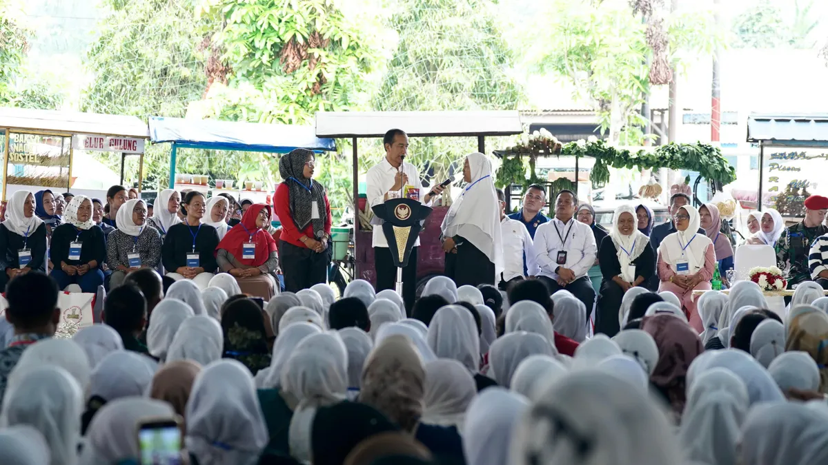 Presiden Joko Widodo (Jokowi) puji salah satu produk Nasabah PNM Mekaar, Sri Hartati, yang merupakan olahan tempe kering yang disulap menjadi keripik tempe lezat.