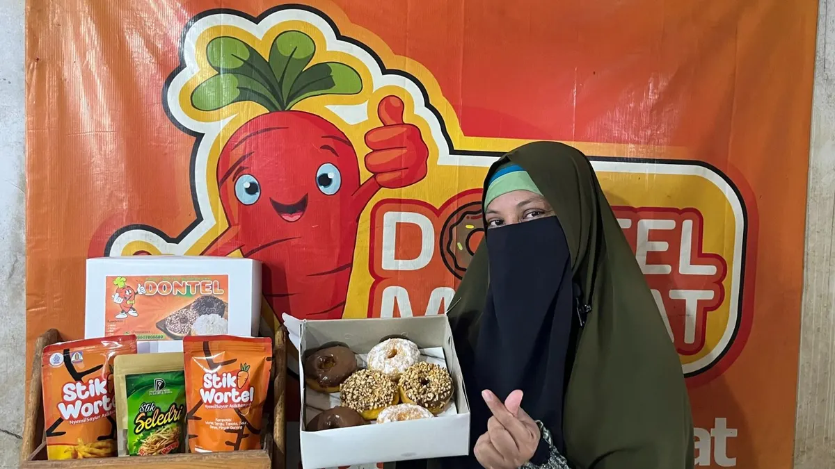 Cut Nuraini merupakan nasabah binaan PNM Mekaar, pengusaha ultra mikro yang berhasil mengantongi sertifikat halal, memiliki variasi produk usaha dan mendapat omset jutaan rupiah perbulan.