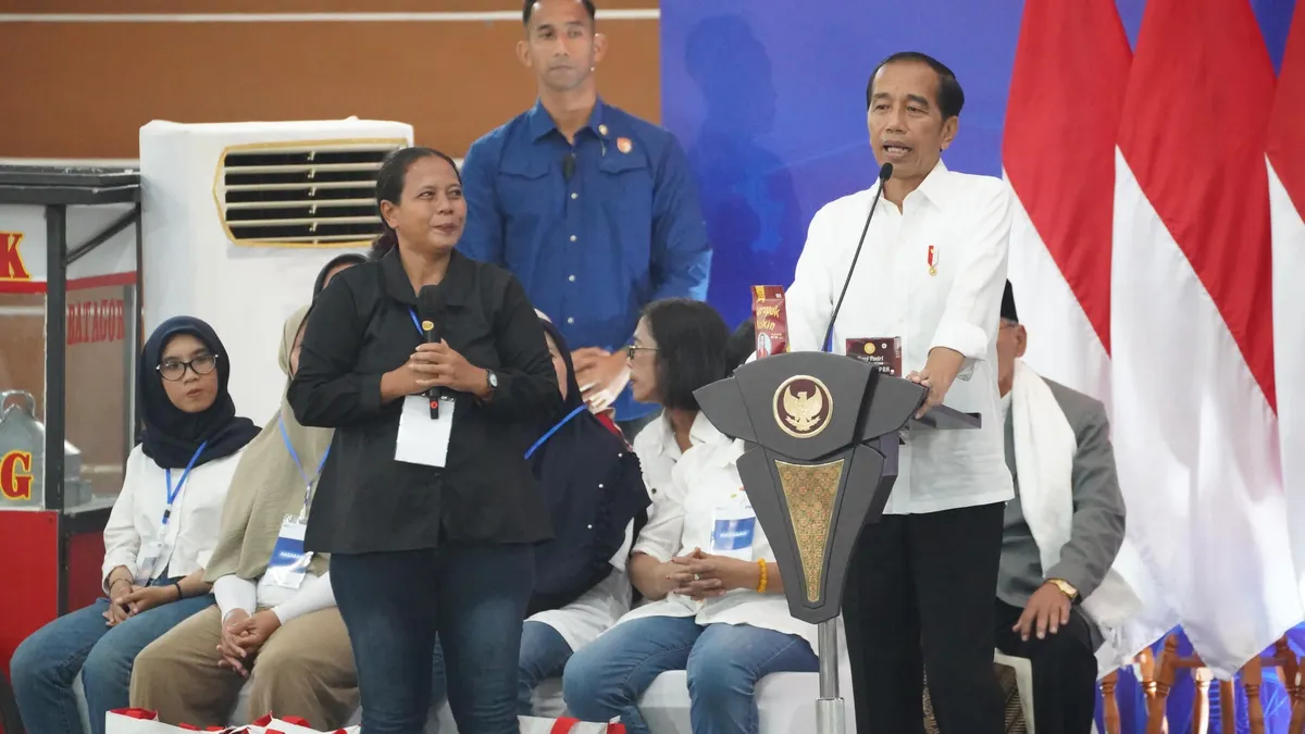 Presiden RI Joko Widodo (Jokowi) puji sikap disiplin ibu nasabah Mekaar saat kunjungannya bersama Menteri BUMN Erick Thohir dan Menteri Perdagangan Zulkifli Hasan ke 3.000 nasabah PNM Mekaar di GOR Basket Bekasi, Kota Bekasi, Jawa Barat, pada Jumat, 16 Februari 2024.