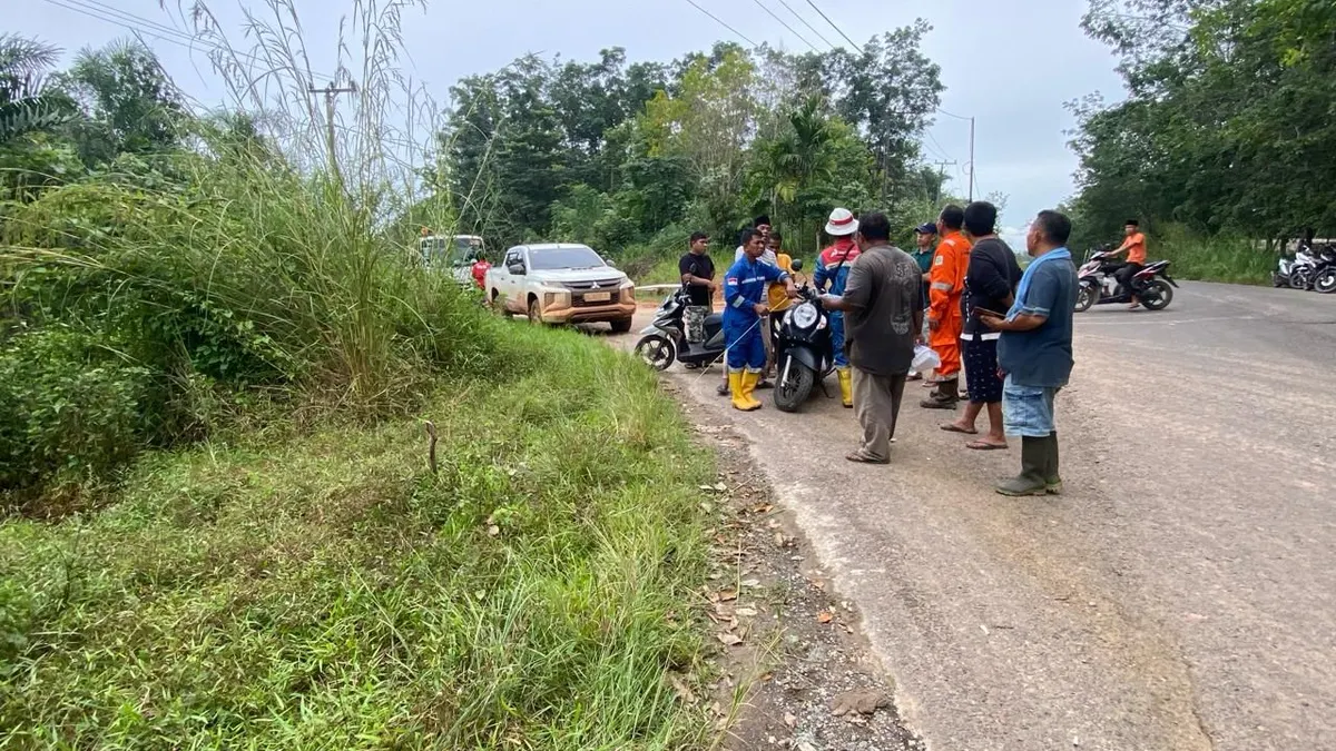 Puluhan warga Benuang, Kecamatan Talang Ubi, Kabupaten PALI, Provinsi Sumatera Selatan melarang pihak Pertamina Adera untuk membersihkan bekas ceceran minyak mentah yang keluar dari pipa milik perusahaan plat merah tersebut yang bocor.