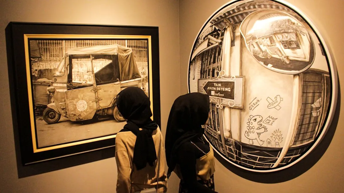 Pengunjung mengamati karya seni rupa yang dipajang dalam pameran bertajuk 1st Grey Annual Award di Grey Art Gallery, Jalan Braga, Kota Bandung, Jumat 19 Januari 2024.