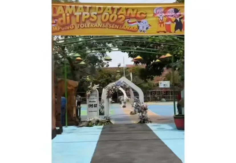TPS dengan Dekor Pernikahan