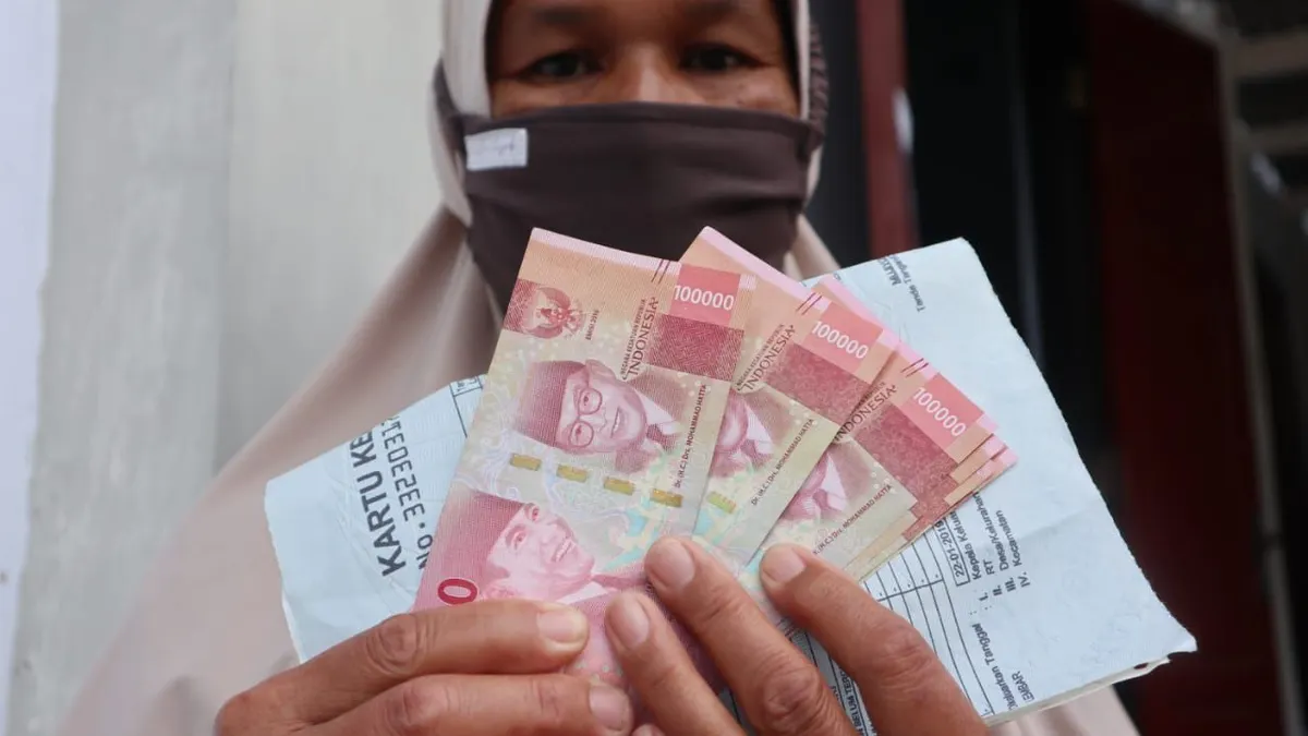 Potret warga terima bansos