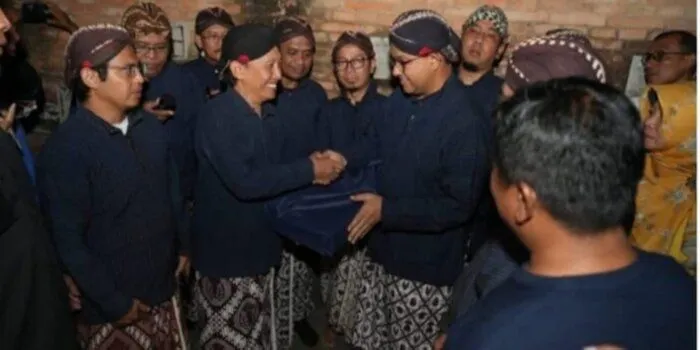 Anies Baswedan menerima Cakra dari keluarga besar Kotagede, anak turunan dari para pendiri Kerajaan Mataram Islam ketika ziarah ke makam Panembahan Senopati di Kompleks Makam Raja Mataram Islam, Kotagede, Yogyakarta, Minggu (14/8/2023).