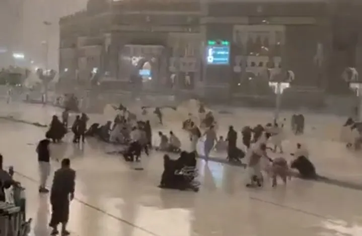 Video para jemaah berlarian hindari cuaca buruk di Mekkah
