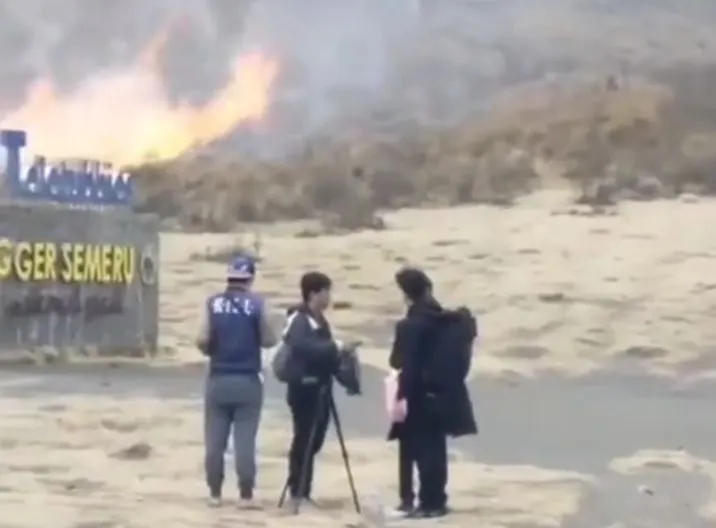 Tangkap layar terduga oknum fotografer yang menyalakan flare penyebab kebakaran Bukit Teletubbies Bromo Tengger Semeru.