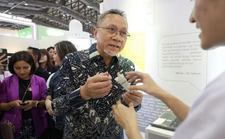 Menteri Perdagangan Zulkifli Hasan (Zulhas) resmi meneken revisi Permendag Nomor 50 larangan Social Commerce transaksi.