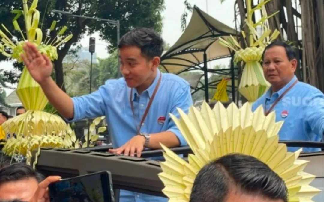 Jadi Sorotan! Tingkah Gibran Rakabuming Raka Bagikan Tahu kepada Pendukung Jelang Daftar ke KPU Hari Ini