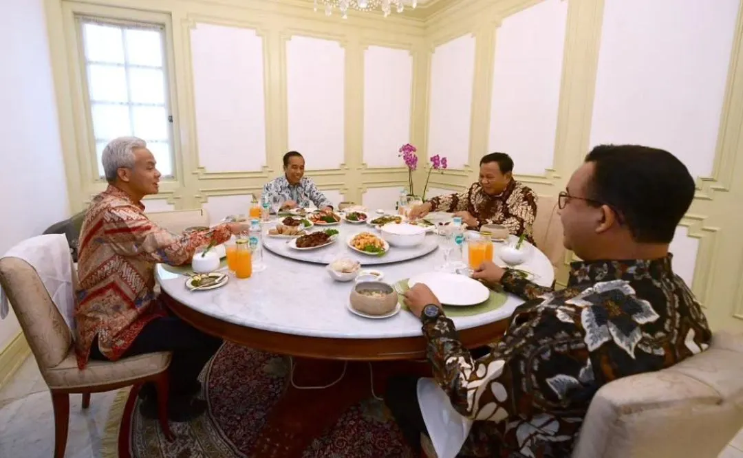 Presiden Jokowi, Prabowo Subianto, Ganjar Pranowo, dan Anies Baswedan, menggunakan batik dalam acara makan siang.