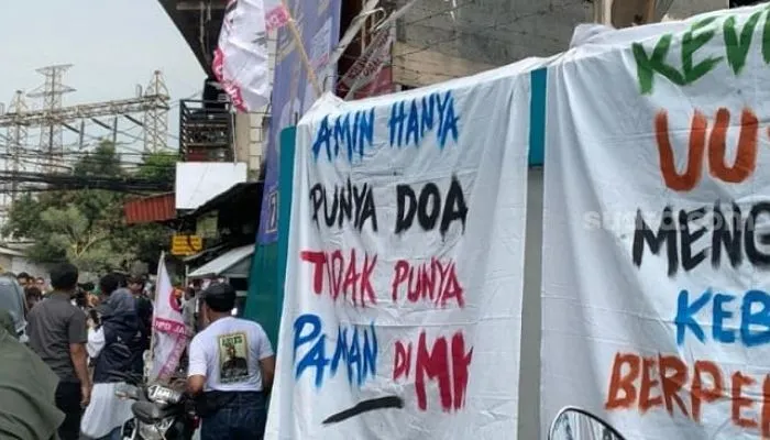 Anies Baswedan Disambut Spanduk: AMIN Hanya Punya Doa Tak Punya Paman di MK