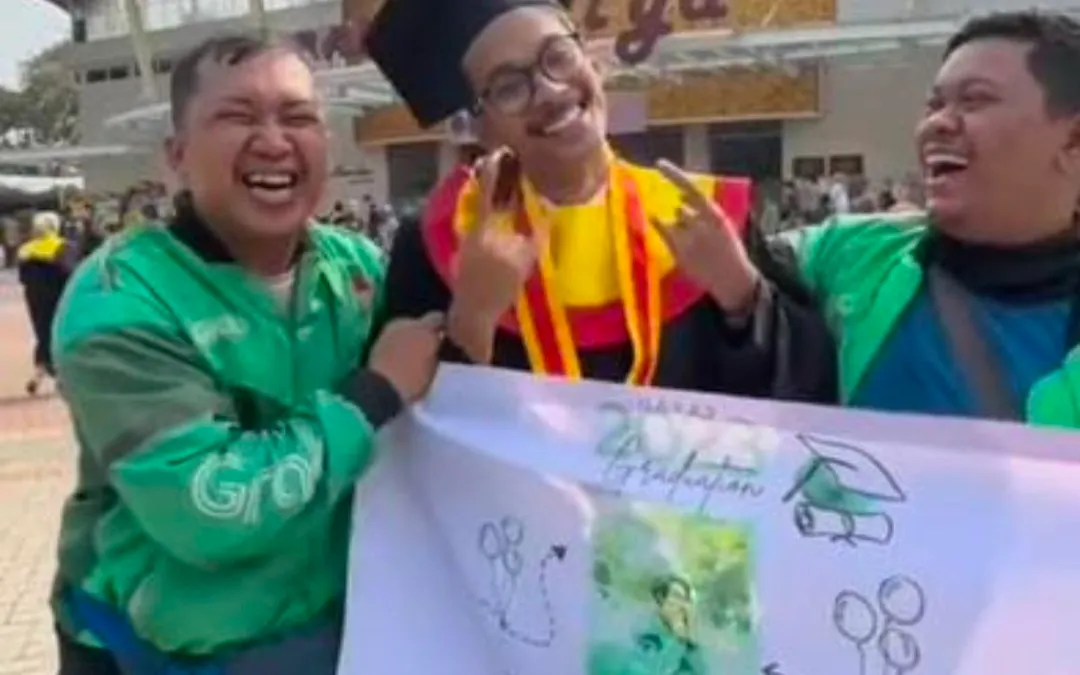 Perjuangan Driver Ojol Ngojek Sambil Kuliah hingga Wisuda, Bikin Bangga Orang Tua!