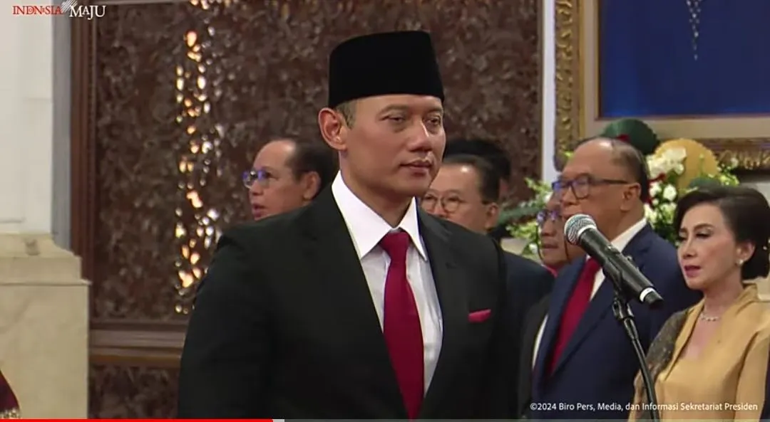 Berdasarkan tayangan langsung dari YouTube Sekretariat Presiden, AHY dilantik sebagai Menteri ATR/Kepala BPN oleh Presiden Jokowi.
