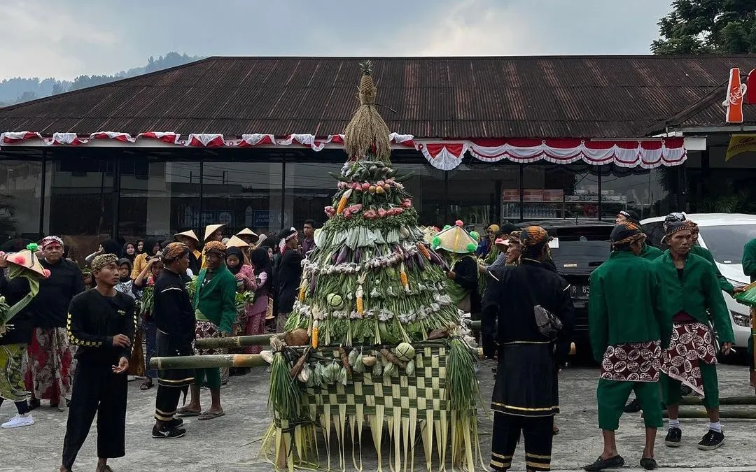 Grebeg Sura Baturraden 2023. Berikut ini adalah nama tradisi-tradisi unik dalam menyambut Maulid Nabi Muhammad yang dilakukan umat muslim di berbagai wilayah Indonesia.