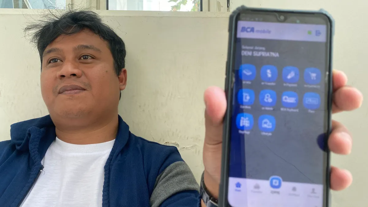 Aplikasi Mobile Banking (M-banking) Bank Central Asia (BCA) mengalami gangguan, dikeluhkan warga tak bisa kirim uang hingga gagal wisata.