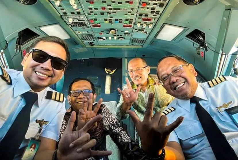 Mahfud MD Masuk ke Kokpit Garuda Sambil Foto 3 Jari Bareng Pilot, Reza Indragiri Beri Kritikan Menohok Begini (instagram @mohmahfud)