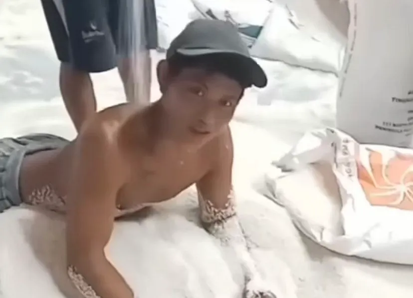 Viral! Seorang Pria Tanpa Busana &lsquo;Mandi&rsquo; Beras Bulog di Gudang, Warganet: Ya Ampun Jahatnya
