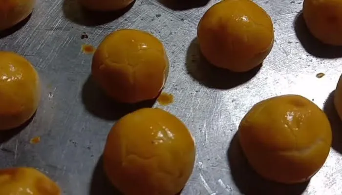 Ilustrasi 2 alasan kue nastar menjadi retak dan pecah.