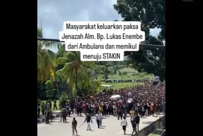 Iring-iringan Jenazah Mantan Gubernur Papua Berakhir Ricuh, Massa Keluarkan Paksa Jenazah Lukas Enembe