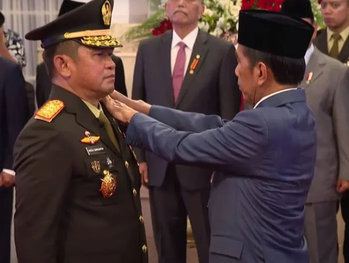 Presiden RI Joko Widodo telah melantik Kepala Staf Angkatan Darat (KSAD) baru, yakni Letjen Maruli Simanjuntak pada Rabu, 29 November 2023.