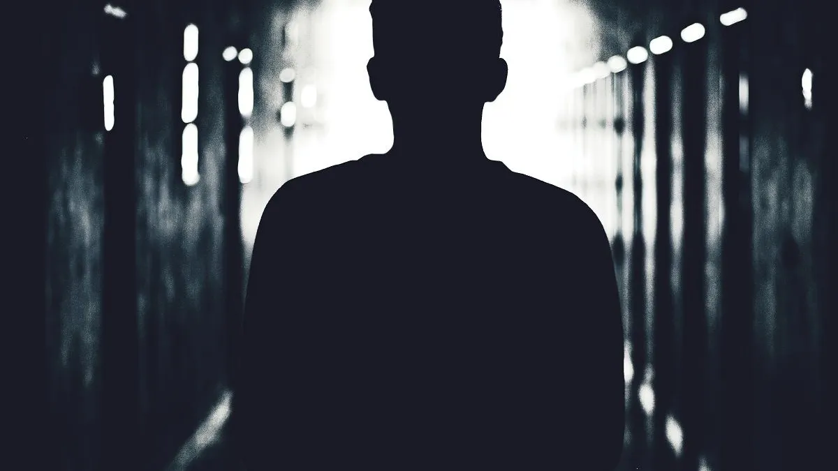 Jika kita memperhatikan, ada beberapa ciri khas yang sering ditemui pada individu yang dianggap misterius. Berikut beberapa di antaranya.