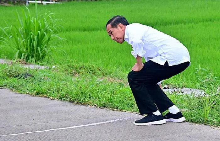 Presiden Joko Widodo (Jokowi) meninjau ruas Jalan Surakarta-Gemolong (Sragen)-Purwodadi.