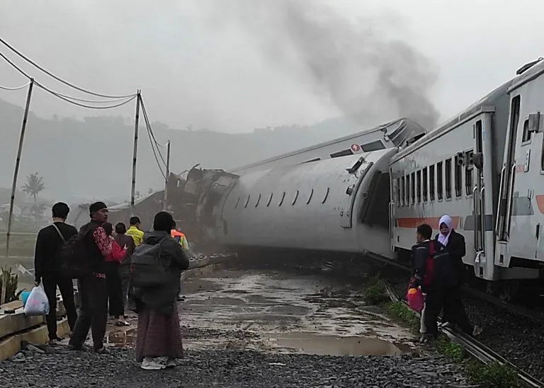 Dalam kecelakaan KA 350 Commuter Line Bandung Raya dengan KA Turangga, dikonfirmasi keduanya bertabrakan pada jalur yang sama.
