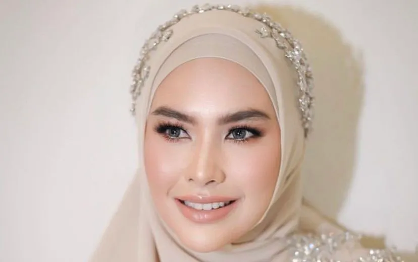 Kartika Putri akhirnya meminta maaf usai dirinya meminta para capres untuk dites ngaji. Ia mengaku diserang para buzzer.