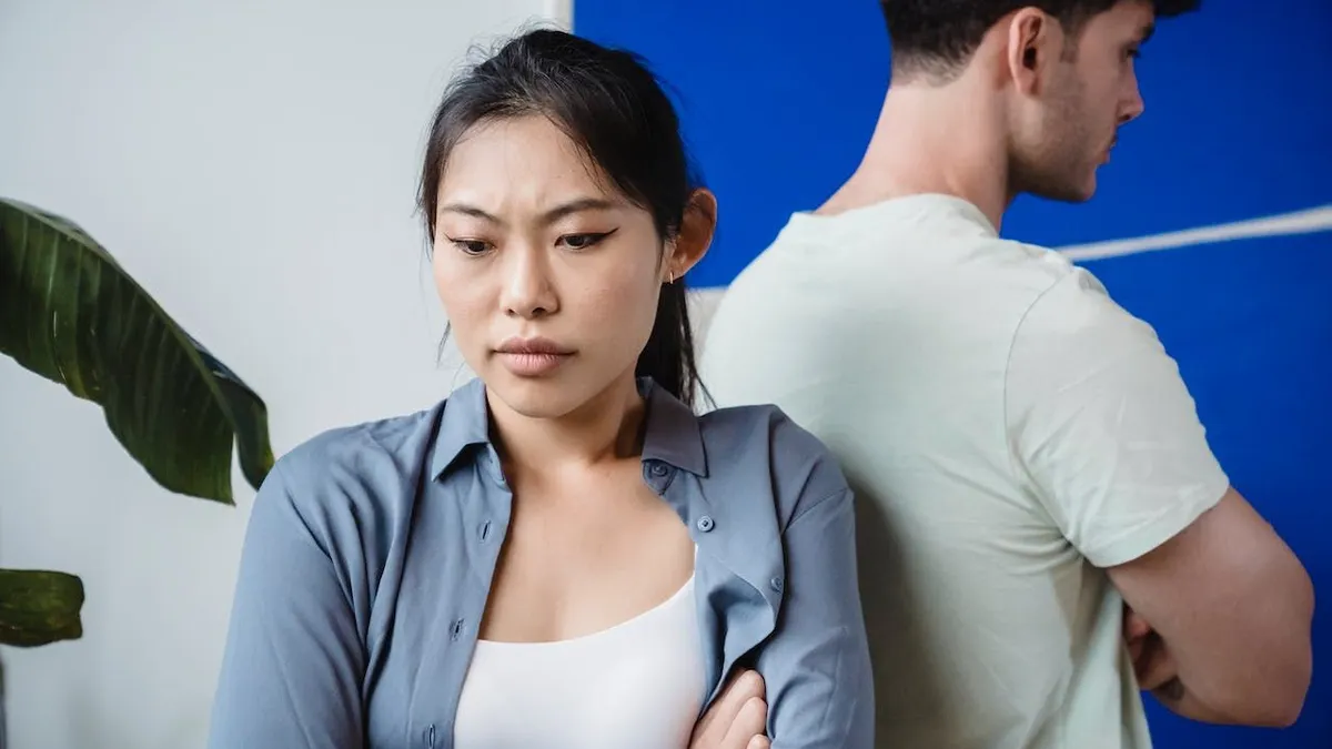 Ada 10 kata yang sering diucapkan wanita ini sulit dipahami oleh pria. Makna dari kata-kata tersebut adalah sebaliknya dari yang diucap.
