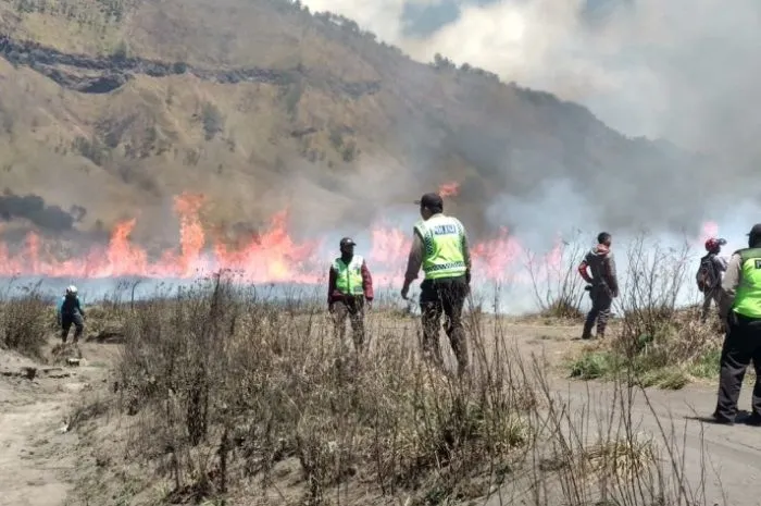 Gunung Bromo terbakar .