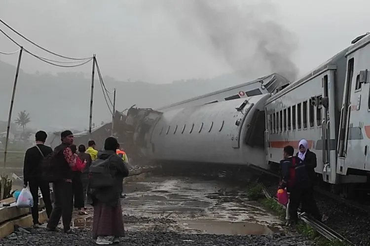 Kecelakaan KA Turangga vs Commuter Line Bandung Raya