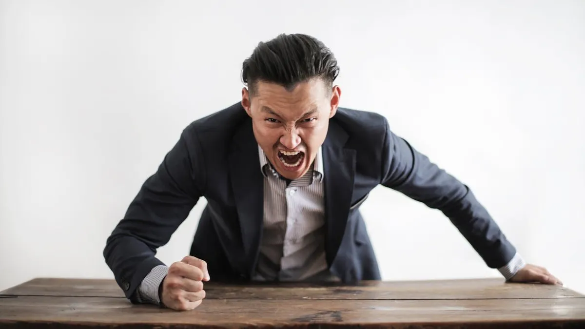 Lemah mental adalah suatu kondisi psikis yang menyebabkan seseorang menjadi sangat kesulitan dalam menangani atau meregulasi emosi diri.