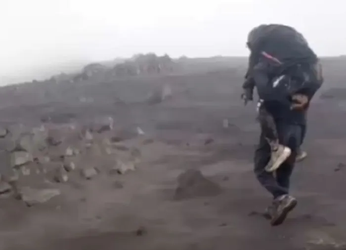 Mengharukan! Perjuangan Pemuda Batu Palano Terjun Pertama ke Puncak Demi Selamatkan Korban Erupsi Gunung Marapi