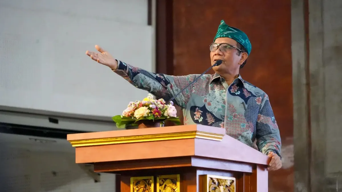 Di depan para relawan, Mahfud MD menyampaikan berbagai hal yang salah satunya adalah ancaman pembusukan di NKRI.