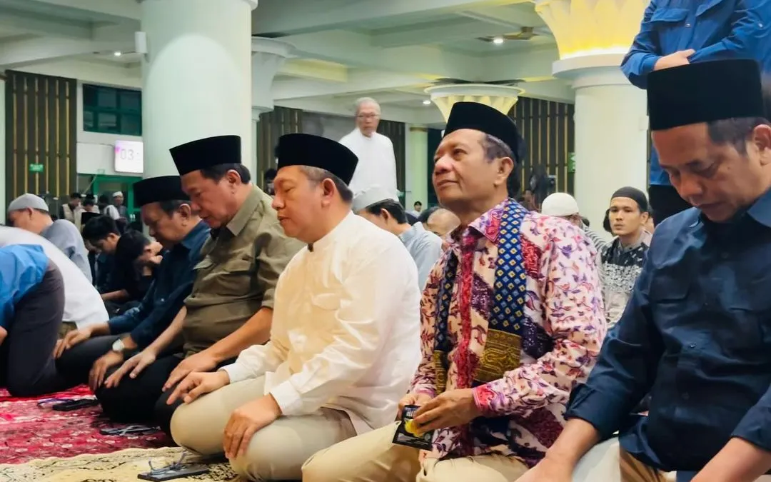 Mahfud MD mendapatkan kesempatan sebagai penceramah di Masjid Ulul Albab UII Yogyakarta pada momen salat Tarawih perdana.