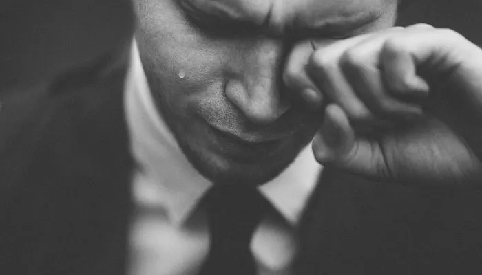 Ternyata menurut fakta psikologis ada beberapa hal yang berkaitan dengan menangis tiba-tiba, salah satunya adalah memendam perasaan.