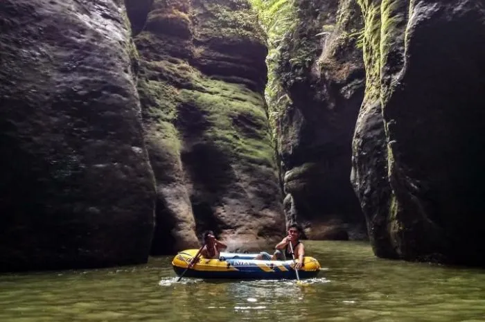 Berperahu menyusuri objek wisata Grandcanyon Babah Luhung di Subulussalam, Aceh.