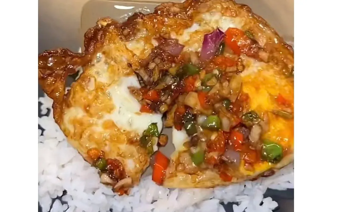 Menu sahur hari ini yaitu telur tumis yang simpel tapi enak dimakan dengan nasi yang masih hangat. Berikut ini cara memasaknya.