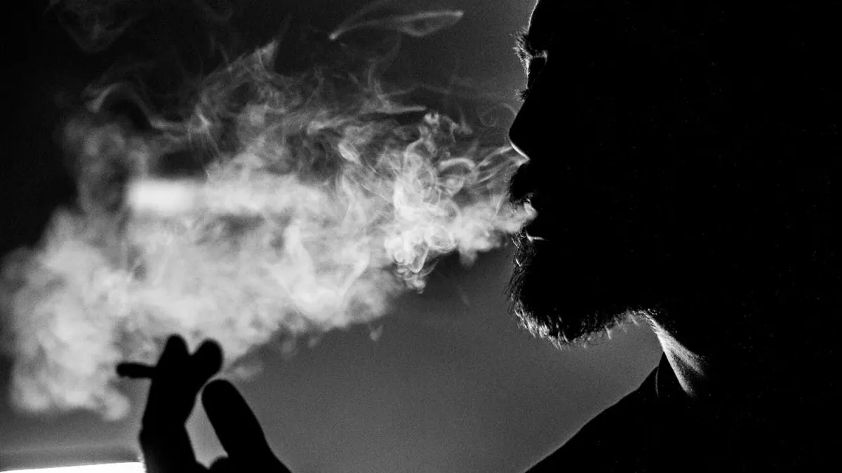 Merokok membatalkan puasa karena zat rokok yang dihirup atau dihisap itu tembus hingga lambung. Tapi bagaimana dengan terapi uap