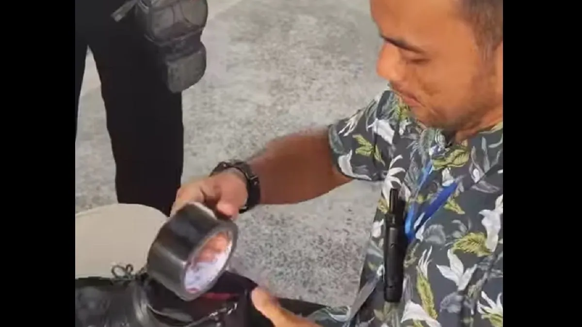 Meski telah berpakaian sesuai aturan, peserta tersebut menjadi sorotan lantaran sepatu yang digunakannya mengalami kerusakan parah.