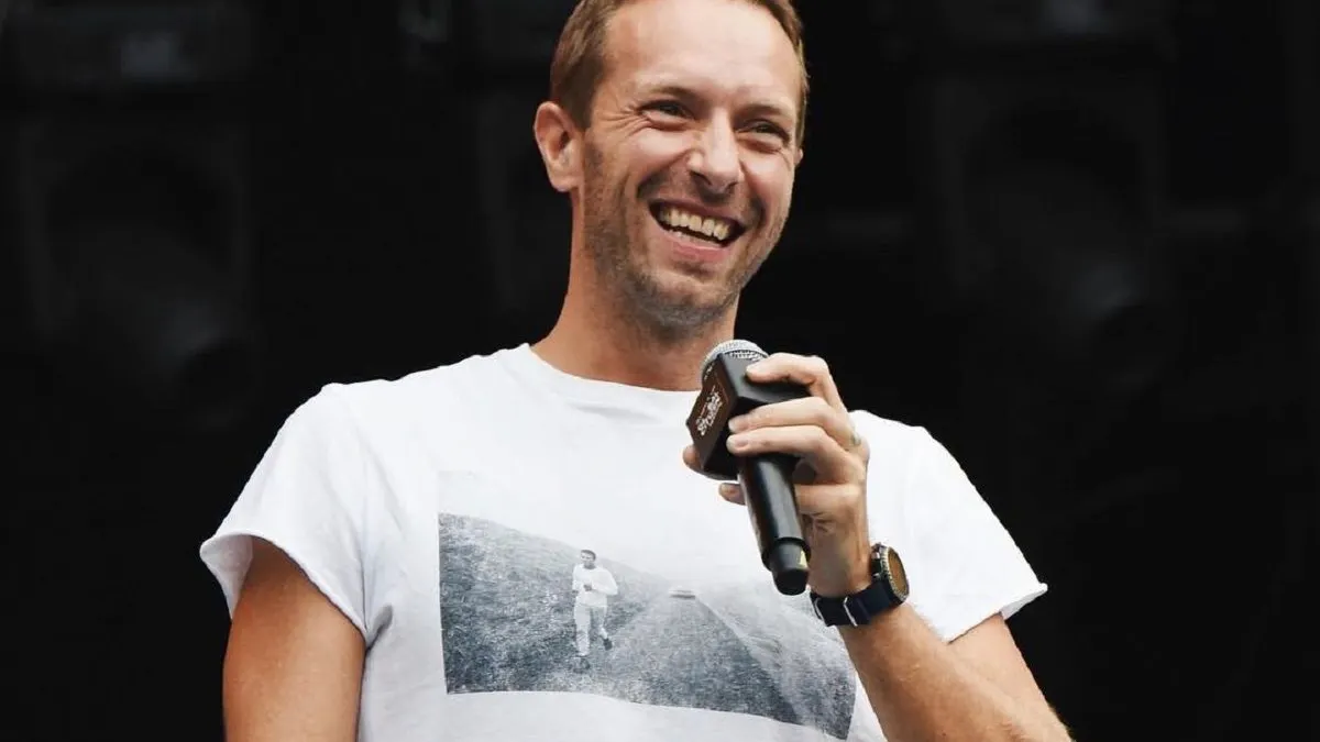 Salah seorang warganet membagikan video vokalis grup band Coldplay, Chris Martin, sedang berjalan kaki di kawasan Sudirman, Jakarta.