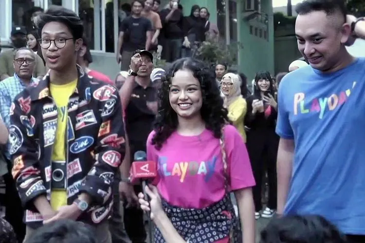 Momen kebersamaan Alam Ganjar, Mutiara Baswedan dan Ibnu Riza yang mewakili generasi muda dari masing-masing keluarga calon presiden di acara PlayDay