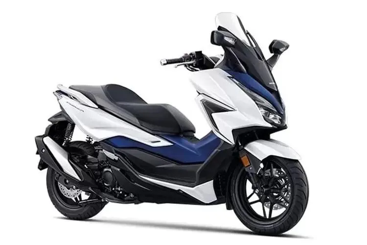 New Honda Forza 125 mempertahankan desain yang sangat mirip dengan versi 350cc-nya. Fairing depan dan headlamp-nya masih tetap serupa.