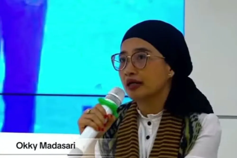 Okky Madasari mengkritisi program makan siang gratis Prabowo-Gibran terkait anggaran yang digunakan.