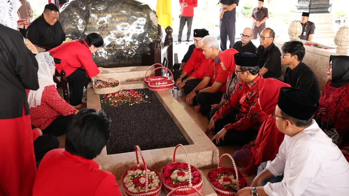 Pasangan bacapres dan bacawapres Ganjar Pranowo dan Mahfud MD berziarah ke makam Soekarno di Blitar, Jawa Timur, Jumat, 3 November 2023