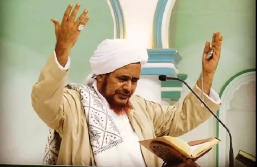 Dalam tausiyahnya, Habib Umar memberikan ijazah amalan dzikir kepada puluhan ribu jamaah yang hadir dalam acara tersebut.