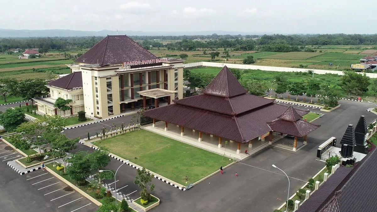 Diketahui melalui pengumuman resmi penerimaan PPPK 2023 oleh Pemkab Blitar, alokasi yang tersedia berjumlah 1925 formasi.