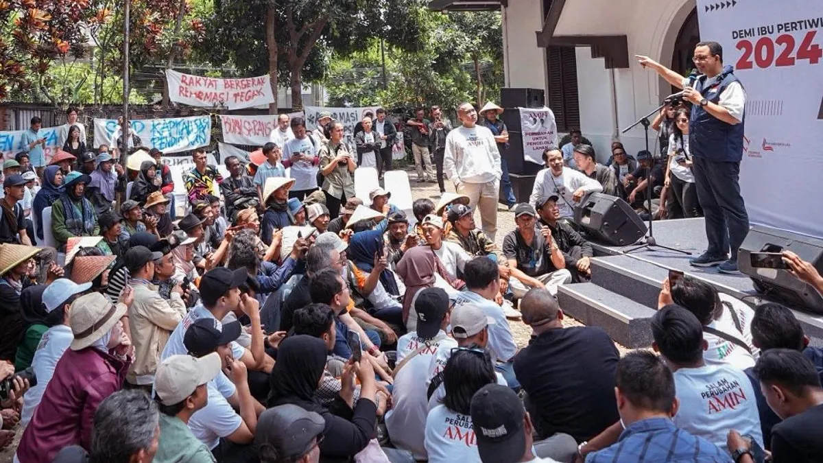 Anies Baswedan ketika lakukan diskusi di luar Gedung Menggugat Indonesia GIM karena izin dicabut Pemprov Jabar